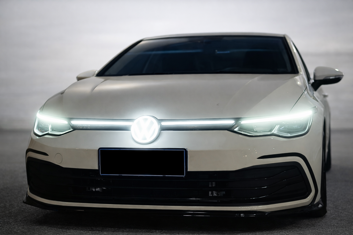 💫ART.8404 Griglia Anteriore con Striscia Luminosa LED per VW Golf MK8 2021+ GTI R Style💫