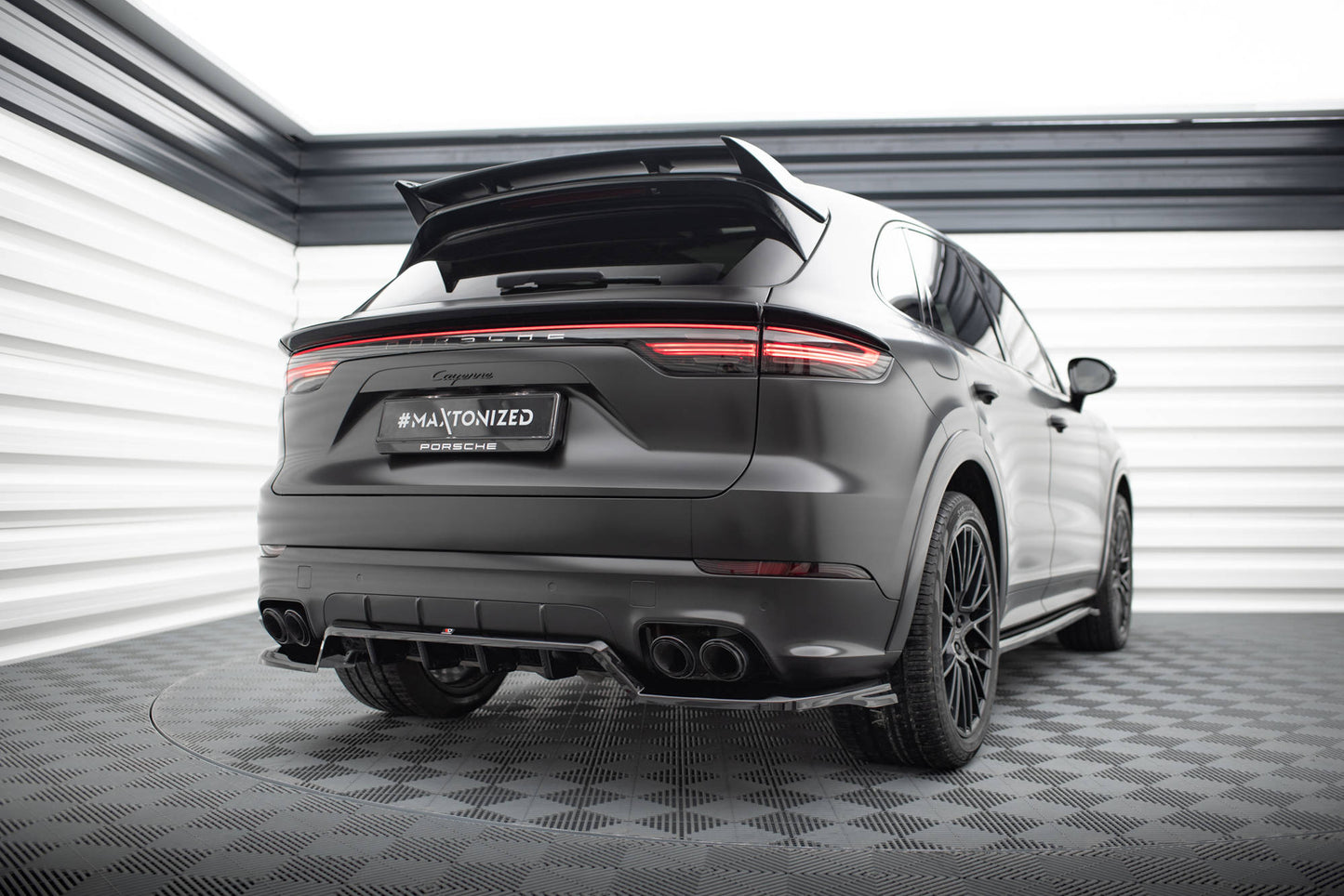Splitter posteriore (con barre verticali) Porsche Cayenne Sport Design Mk3 - nero lucido