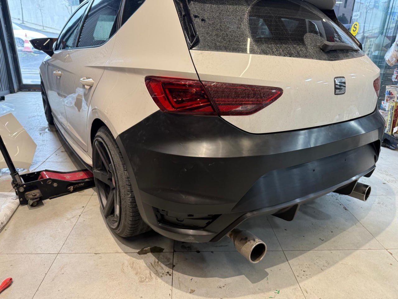 πART. 0858 PARAURTI POSTERIORE SEAT LEON 5F 5 PORTE LOOK FR CON USCITA 1+1 π