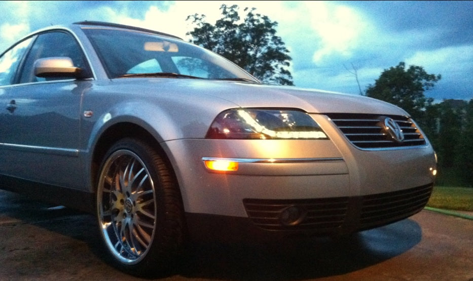 VW PASSAT 3BG 2000-2005 FARI ANTERIORI NERI POSIZIONI LED BIANCHE LENTICOLARI