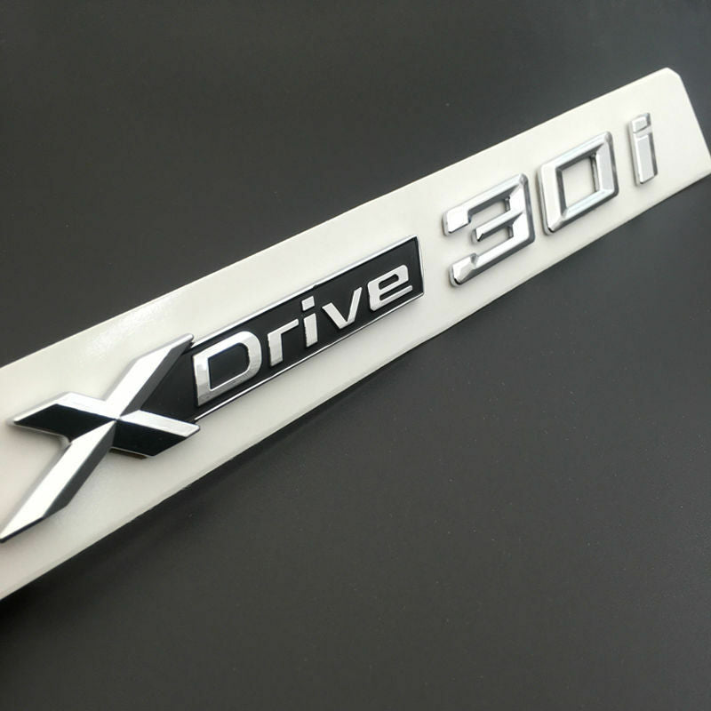 BMW X3 X4 X5 X6 1x LOGO X DRIVE 3.0 DECORATIVO CROMATO E NERO ADESIVO AUTOELEGANCERICAMBI