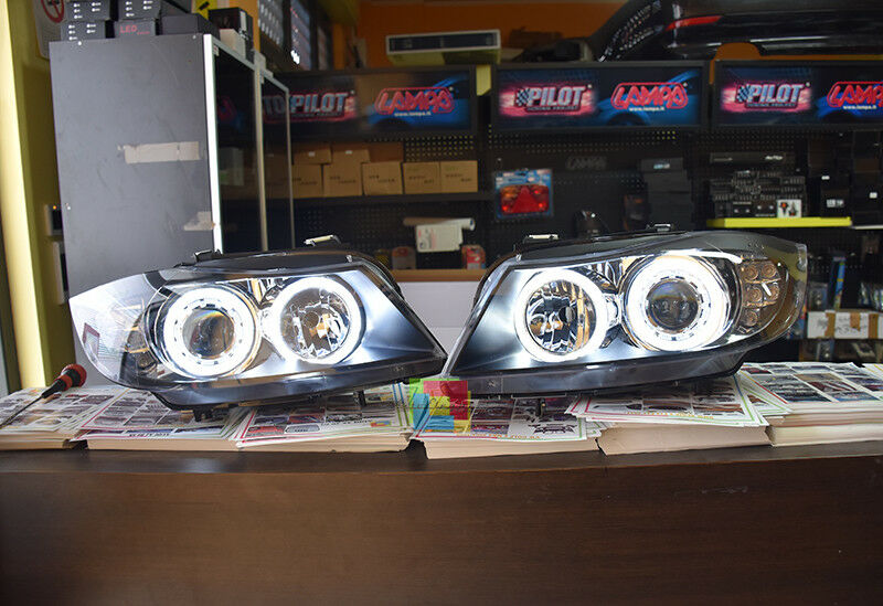 BMW SERIE 3 E90 E91 05-11 FARI ANTERIORI ANGEL EYES BIANCHI CON FRECCE A LED .-. AUTOELEGANCERICAMBI