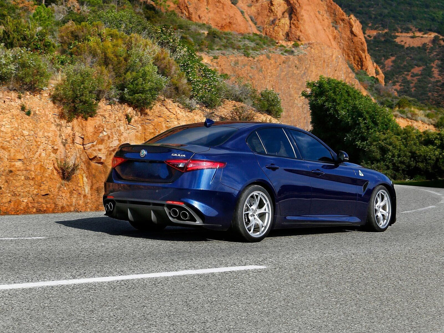 ART. 0345 DIFFUSORE GIULIA 2016-2021 STANDARD LOOK QUADRIFOGLIO NERO LUCIDO