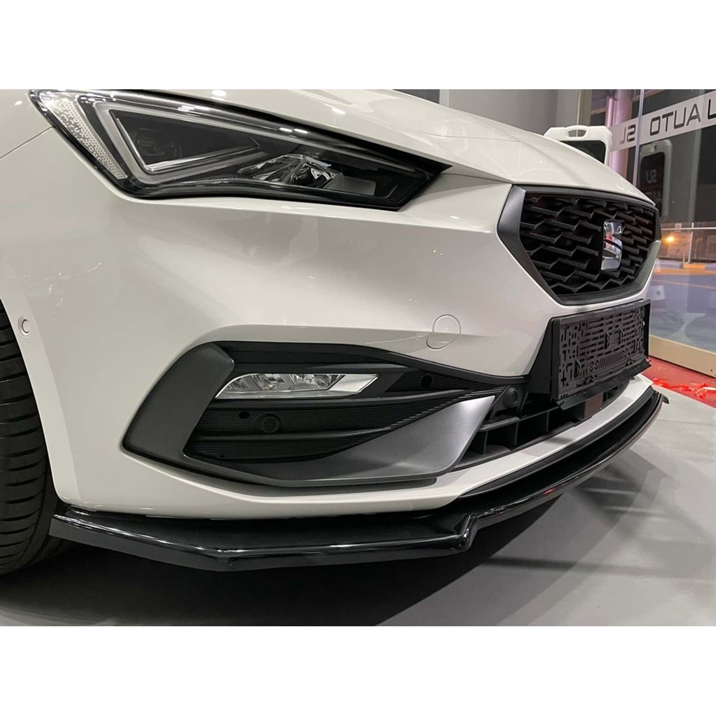 Leon Mk4 FR Max V4 Labbro Anteriore Piano Nero Vuoto Plastica 2020 in poi