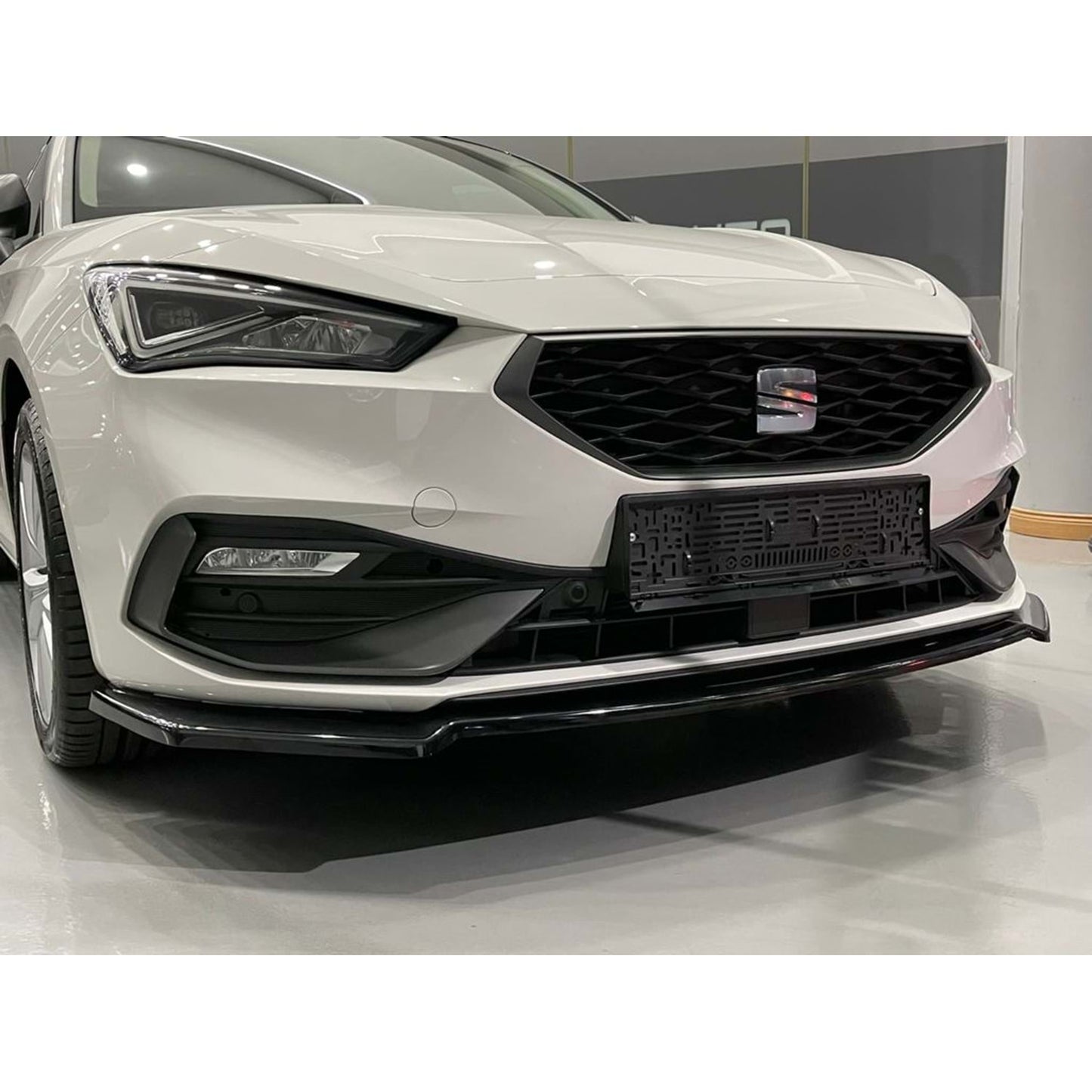Leon Mk4 FR Max V4 Labbro Anteriore Piano Nero Vuoto Plastica 2020 in poi