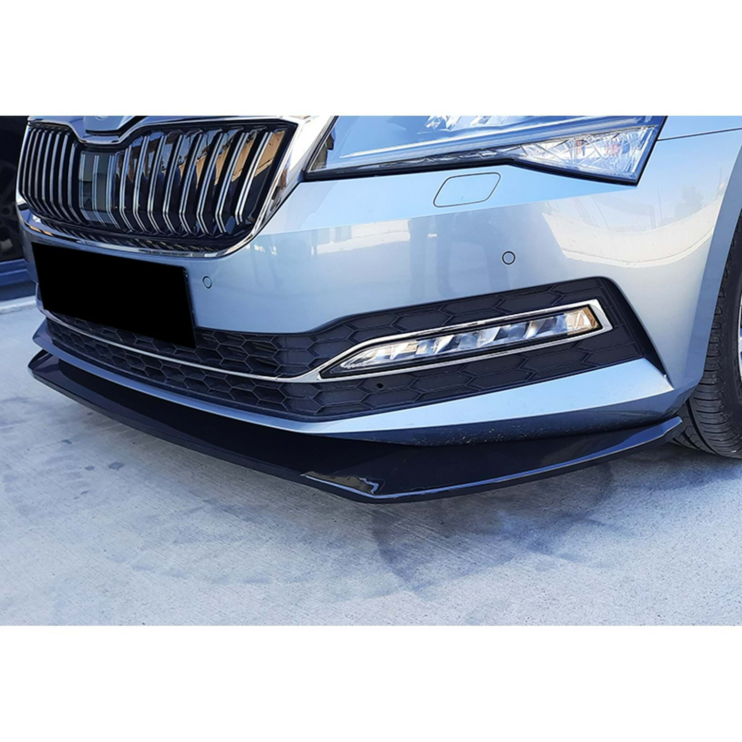 SKODA Superb MK3 Max V1 Labbro Frontale Piano Nero Vuoto Plastica / 2015-2019