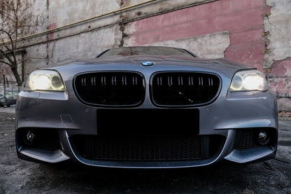 Paraurti anteriore con griglie centrali a doppio rene adatto per BMW Serie 5 F10