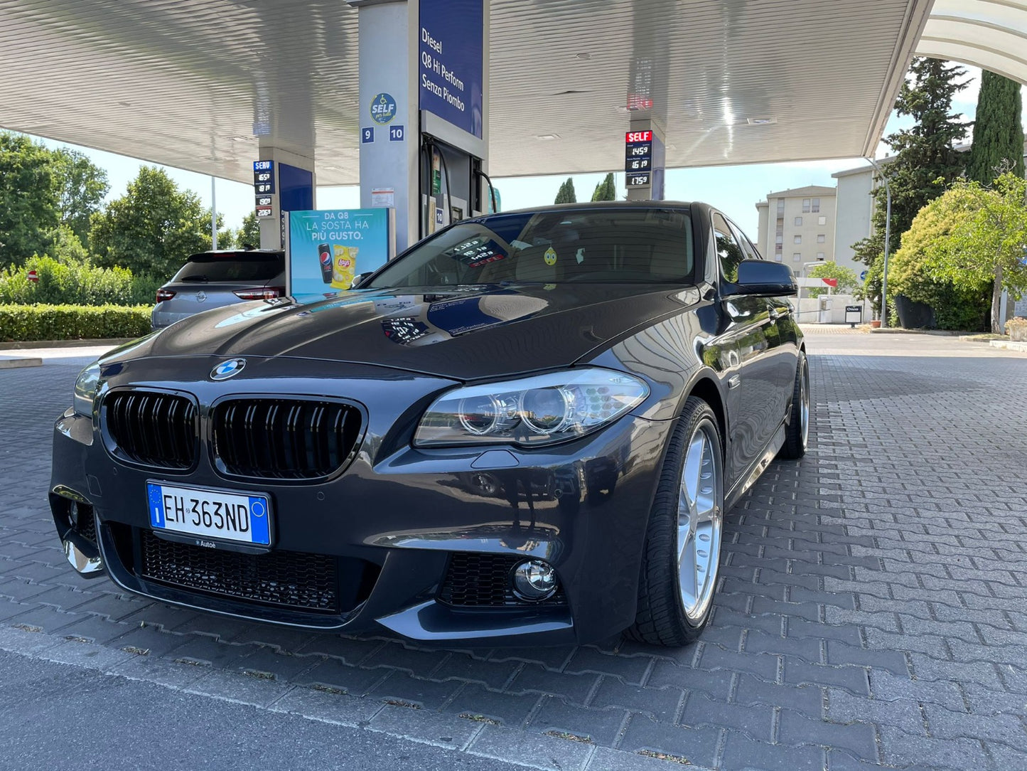 Paraurti anteriore con griglie centrali a doppio rene adatto per BMW Serie 5 F10