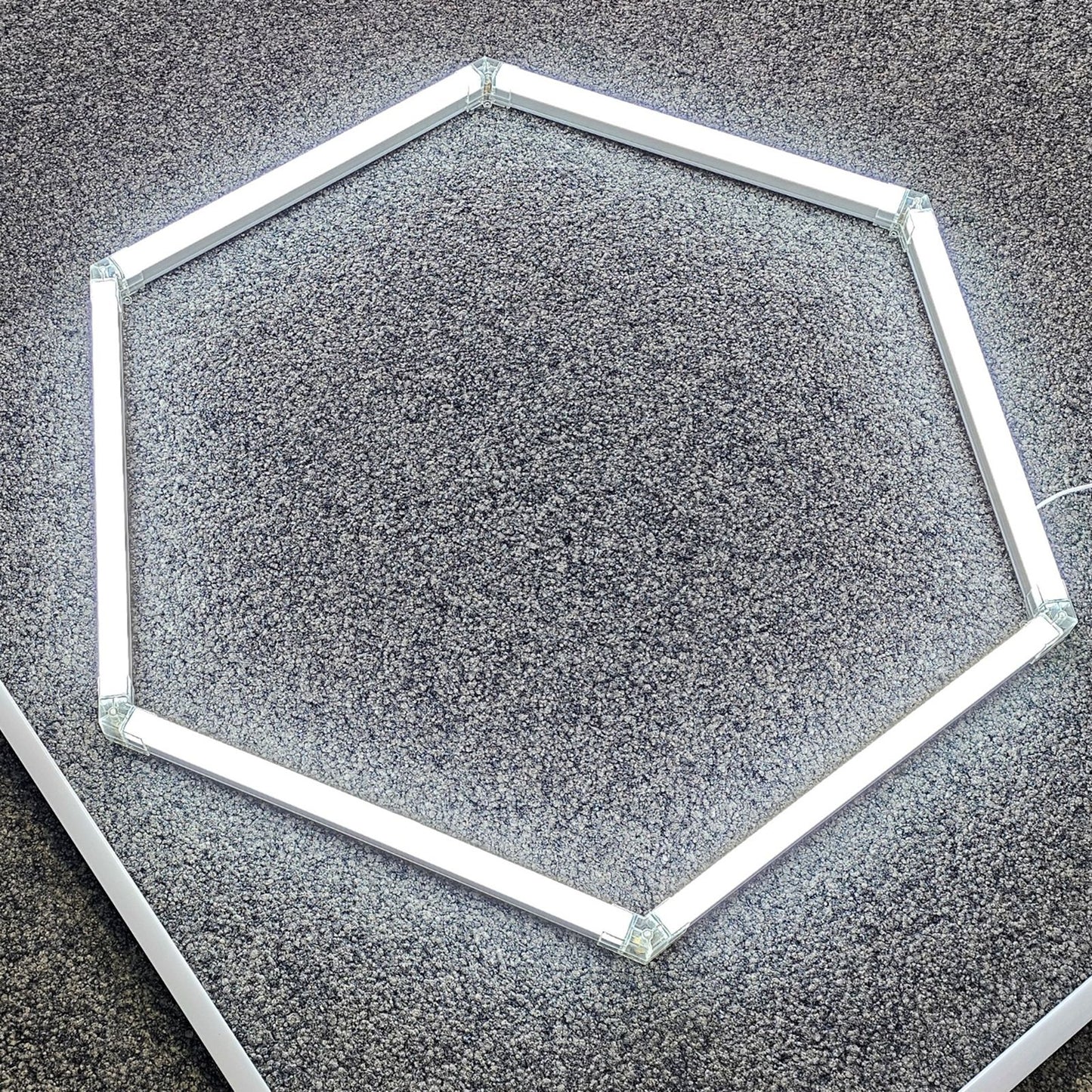 3997 Illuminazione esagonale a LED per garage officina showroom 6500K 4,85x2,44m