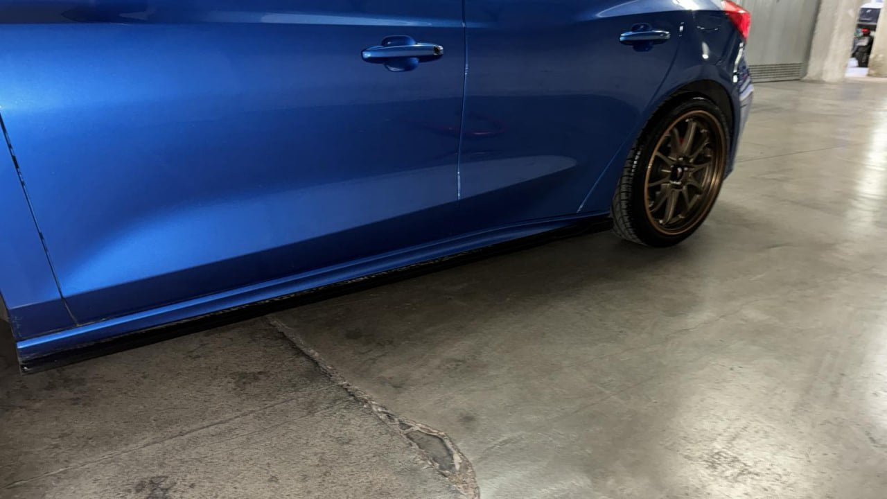 SOTTO MINIGONNE ADATTE PER FORD FOCUS MK4 2019+ NERO LUCIDO LOOK SPORTIVE