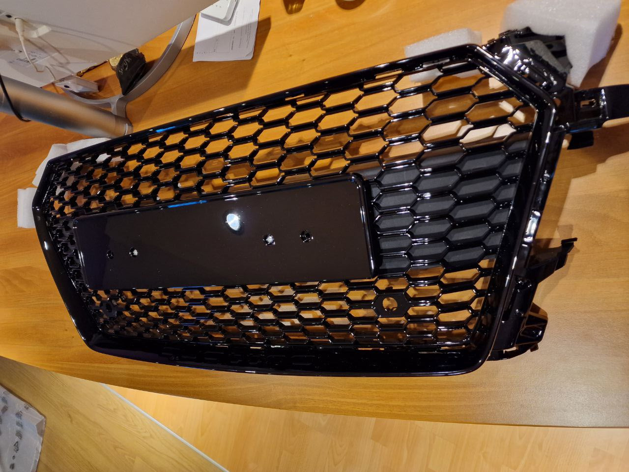 ART. 1077 GRIGLIA AUDI TT FV 8S 2014-2018 LOOK RSTT NERO LUCIDO