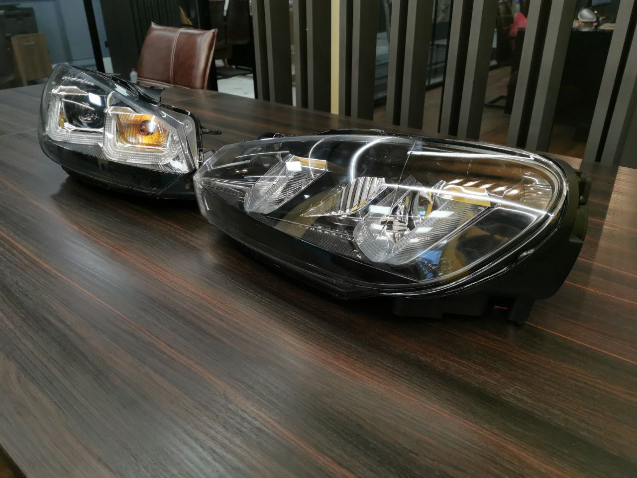 FARI ANTERIORI ADATTI PER VW GOLF 6 2008-2013 LOOK GOLF 7 DESIGN SPORTIVO