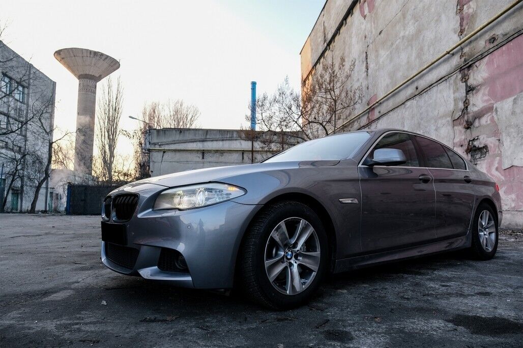 Paraurti anteriore con griglie centrali a doppio rene adatto per BMW Serie 5 F10