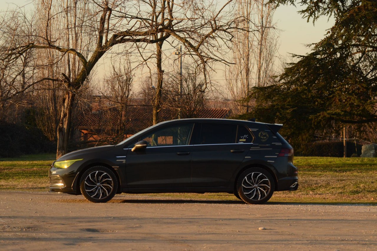 SPOILER POSTERIORE ADATTO PER VW GOLF 8 LOOK NERO LUCIDO DESIGN SPORTIVO