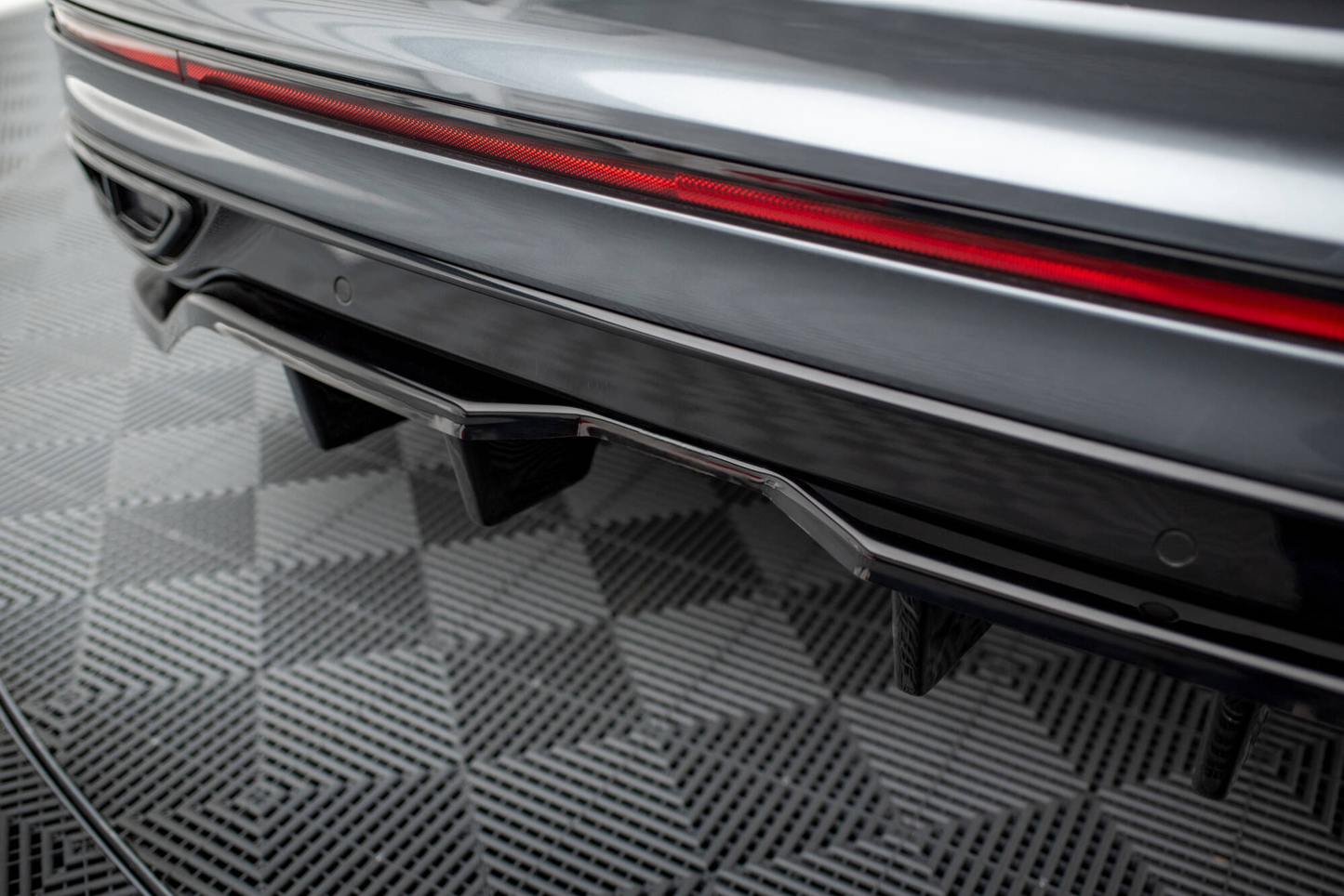 REAR CENTRAL SPLITTER (WITH VERTICAL BARS) VOLKSWAGEN TIGUAN ALL SPACE 
