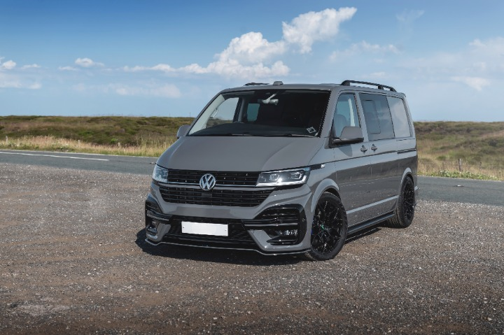 💫ART.7510 GRIGLIA NERA LUCIDA CON / BASE LOGO per VW T6.1 2020+💫