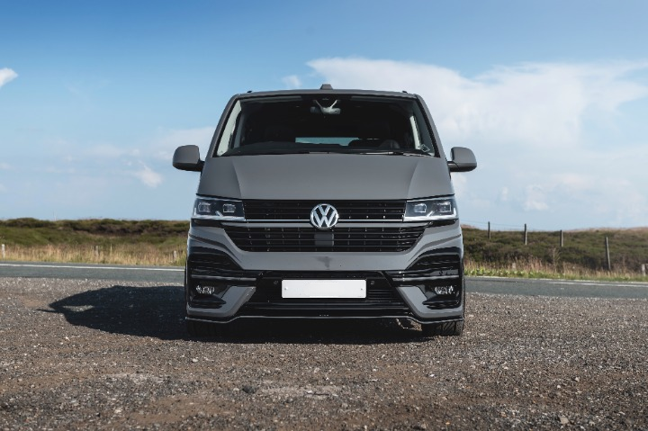 💫ART.7510 GRIGLIA NERA LUCIDA CON / BASE LOGO per VW T6.1 2020+💫