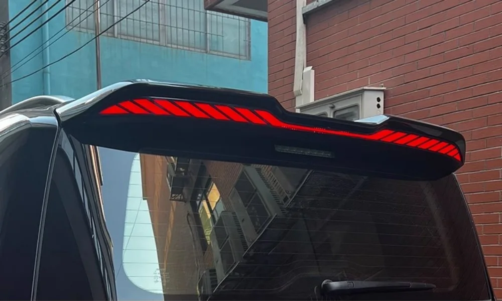💫ART.5183 Spoiler Tetto Con Luce Posteriore per Land Cruiser LC300 22-23💫