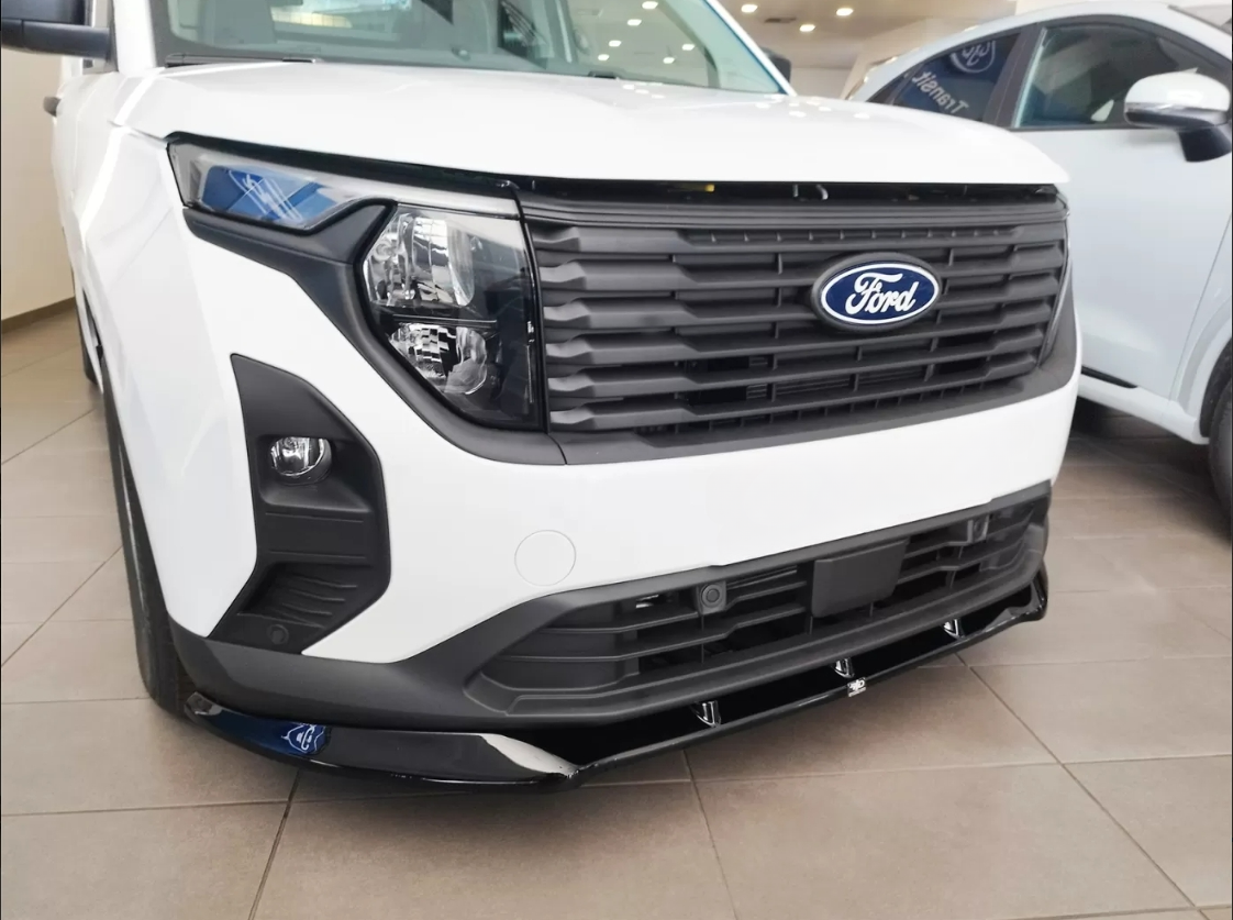 Splitter anteriore realizzato per Ford Transit Courier Mk2 (2023-)