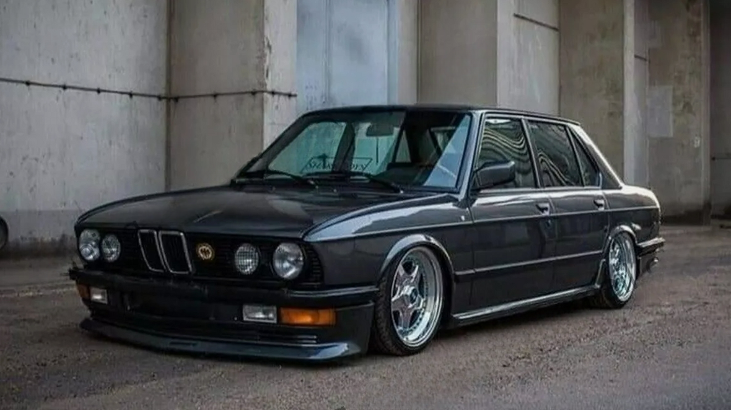BMW E28 FRONT SKIRT / LIP / FRONT BUMPER LOWER SPOILER