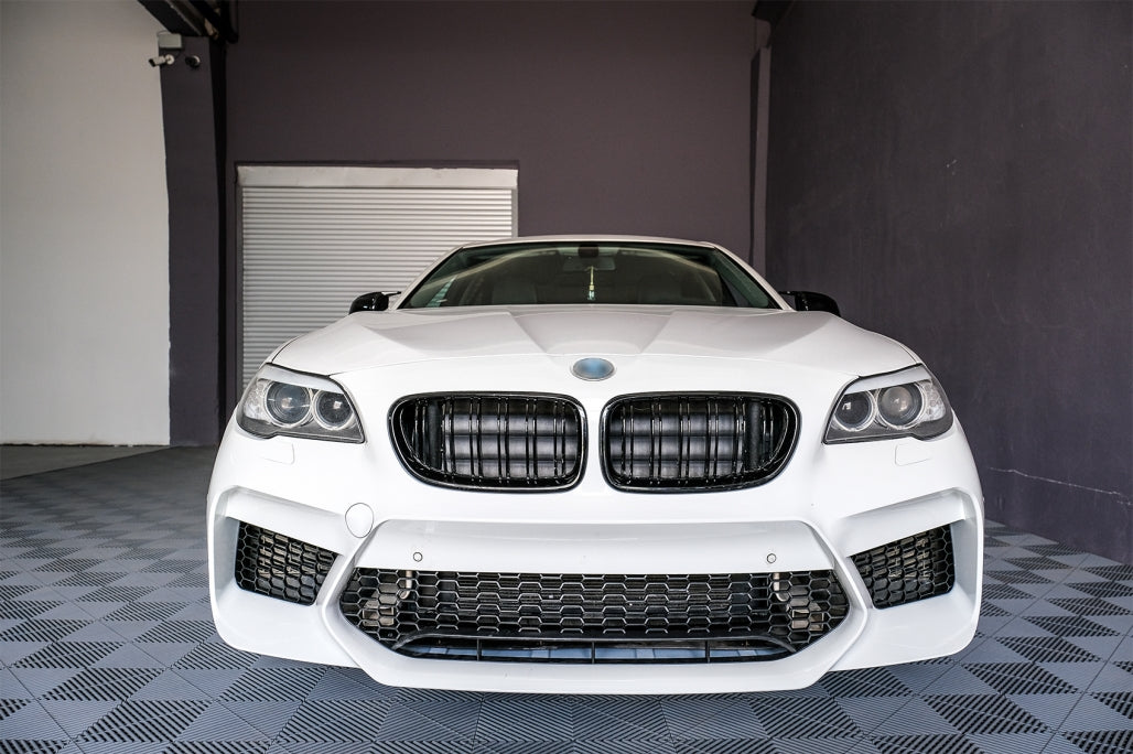 Paraurti anteriore con griglie centrali adatto per BMW Serie 5 F10 F11 2011-2017