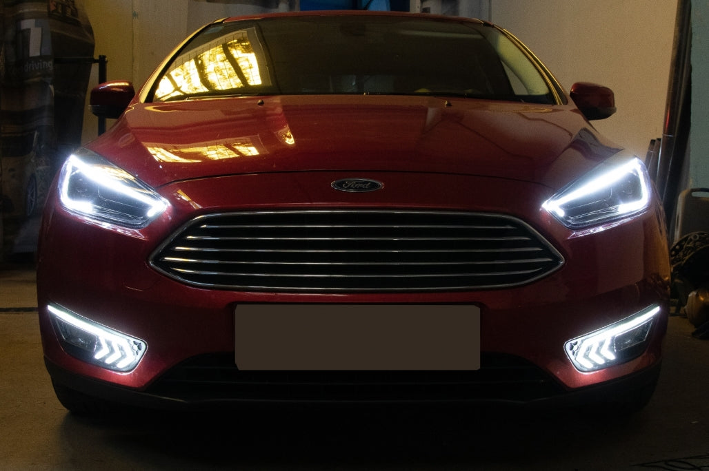 Fari LED DRL adatti per Ford Focus III Mk3 (2015-2017) Design Bi-Xenon