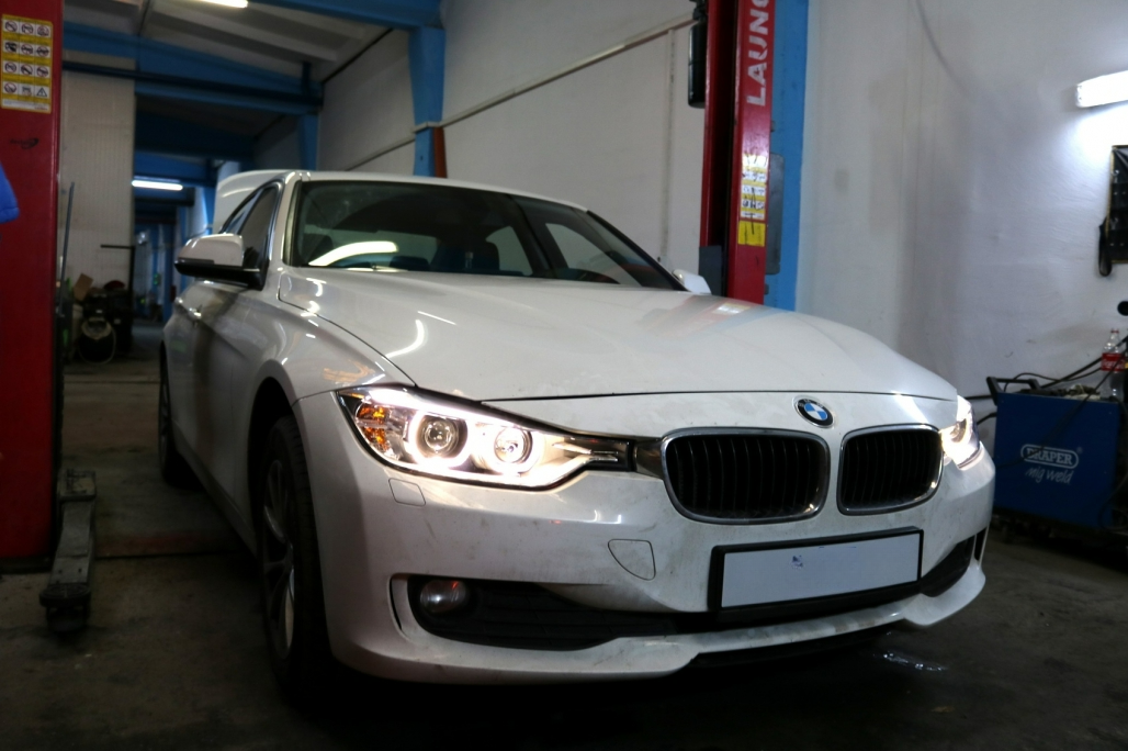 Fari a LED DRL Angel Eyes con proiettore adatto per BMW Serie 3 F30 F31