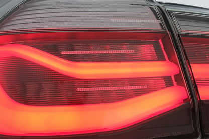 Fanali posteriori a LED M Look Black Line adatti per BMW Serie 3 F30 Pre LCI e LCI (2011-2019) Conversione fumo rosso in design LCI con luce di svolta sequenziale dinamica