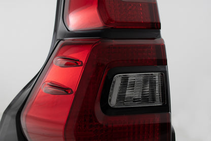 Fanali posteriori a LED adatti per Toyota Land Cruiser FJ150 Prado (2010-2018) Barra luminosa trasparente rossa (2018+) Design
