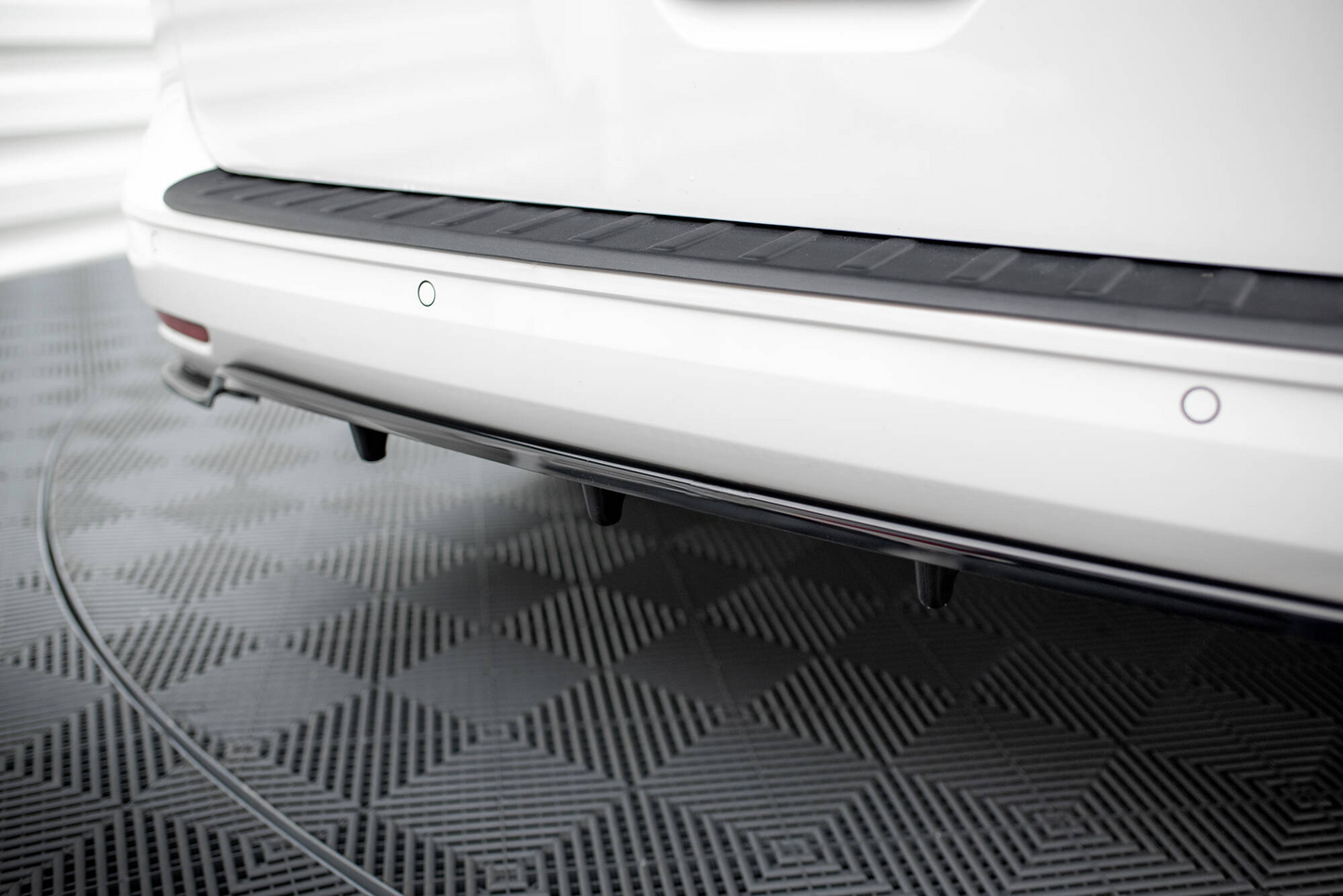 REAR CENTRAL SPLITTER (WITH VERTICAL BARS) VOLKSWAGEN CADDY MAXI MK5 