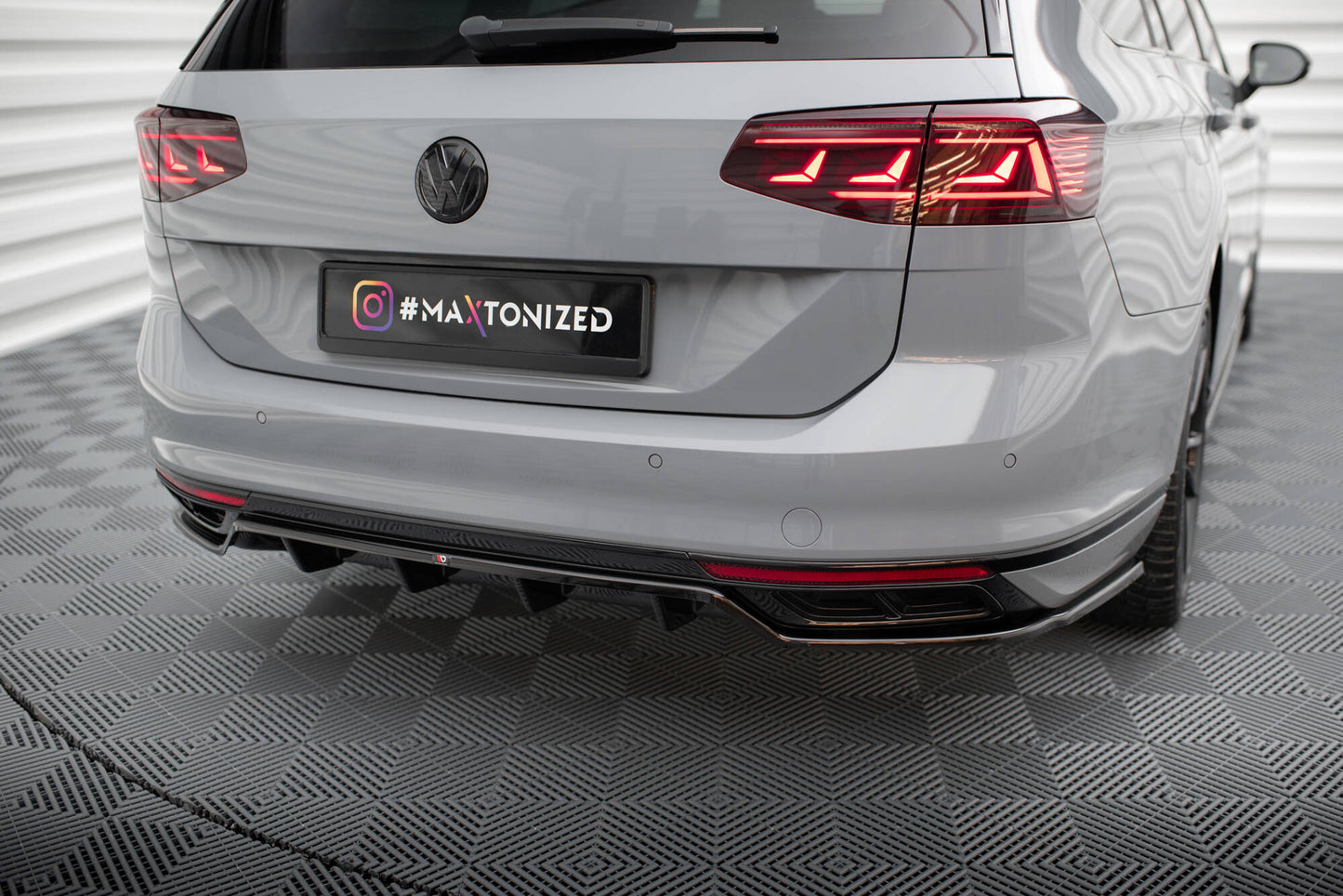 SPLITTER POSTERIORE CENTRALE (CON BARRE VERTICALI) adatto per VOLKSWAGEN PASSAT R-LINE B8 FACELIFT