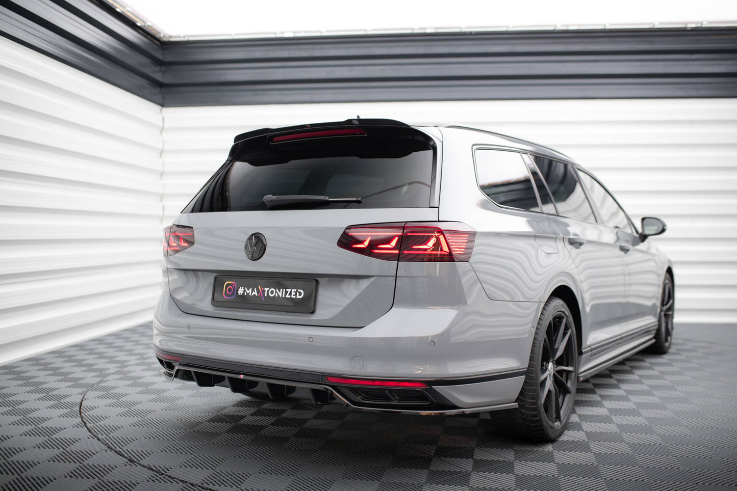 SPLITTER POSTERIORE CENTRALE (CON BARRE VERTICALI) adatto per VOLKSWAGEN PASSAT R-LINE B8 FACELIFT