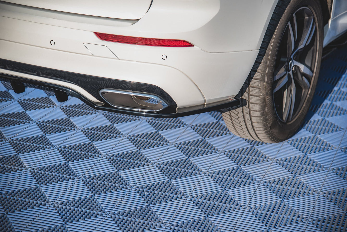 SPLITTER POSTERIORE CENTRALE (CON BARRE VERTICALI) adatto per VOLVO XC60 MK2 R-DESIGN 2017-2021