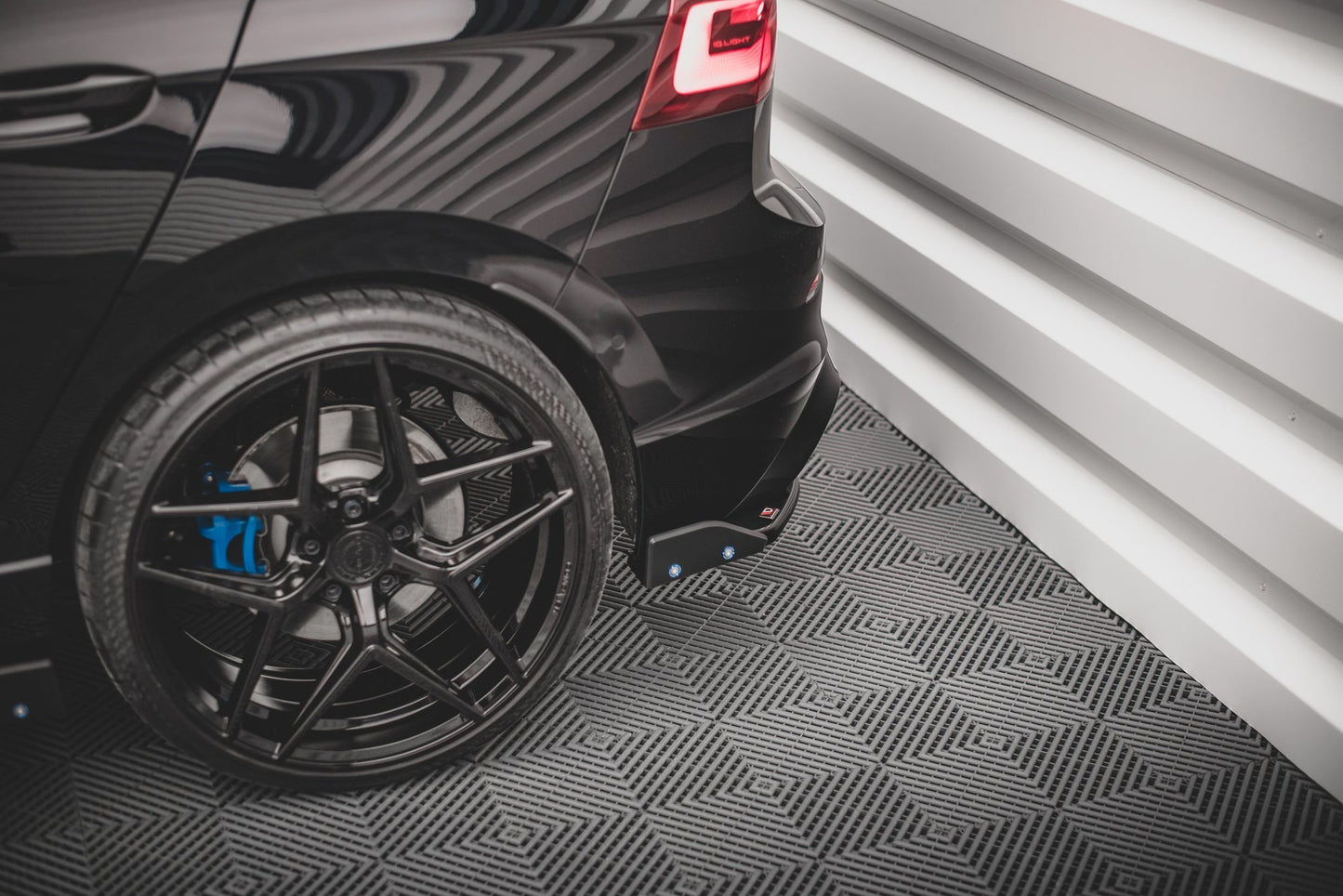 SPLITTER LATERALI POSTERIORI V.2 + FLAPS VOLKSWAGEN GOLF R MK8 2020