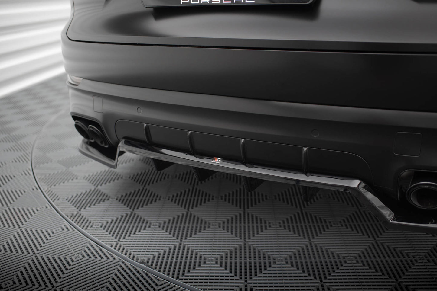 Splitter posteriore (con barre verticali) Porsche Cayenne Sport Design Mk3 - nero lucido