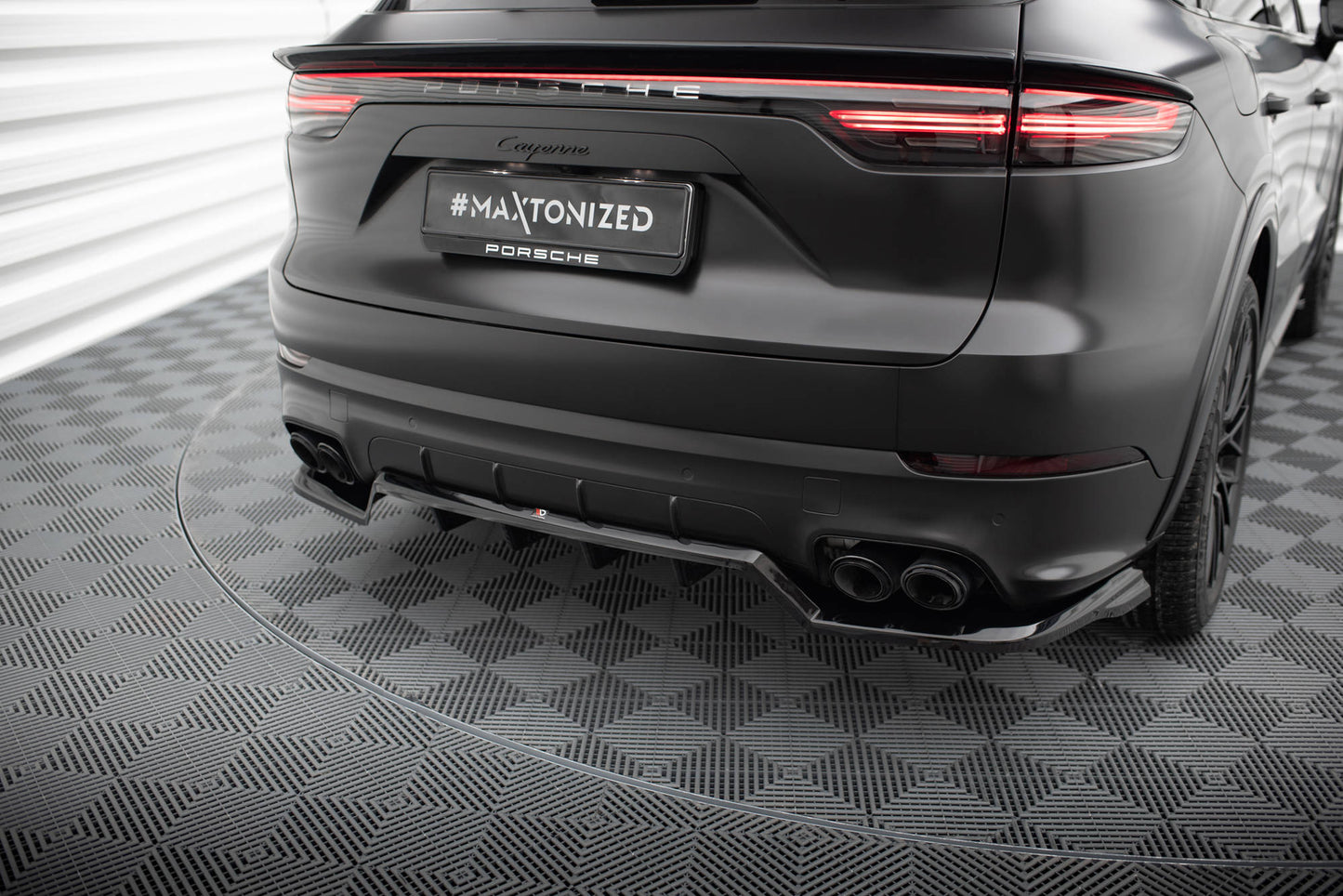 Splitter posteriore (con barre verticali) Porsche Cayenne Sport Design Mk3 - nero lucido