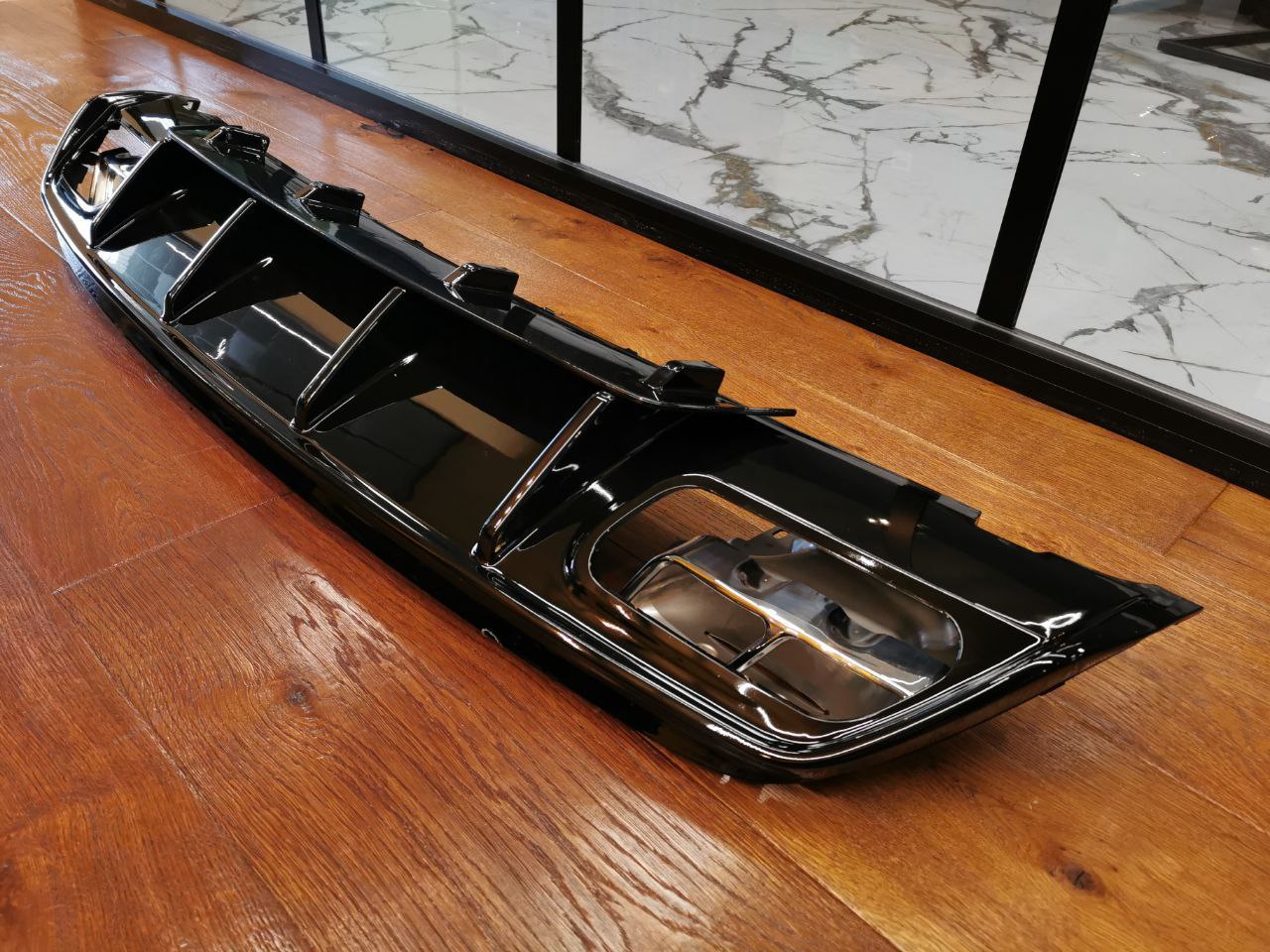 ART. 0512 DIFFUSORE GOLF 8 VIII 1+1 LOOK GTI NERO LUCIDO + TERMINALI (Copia)