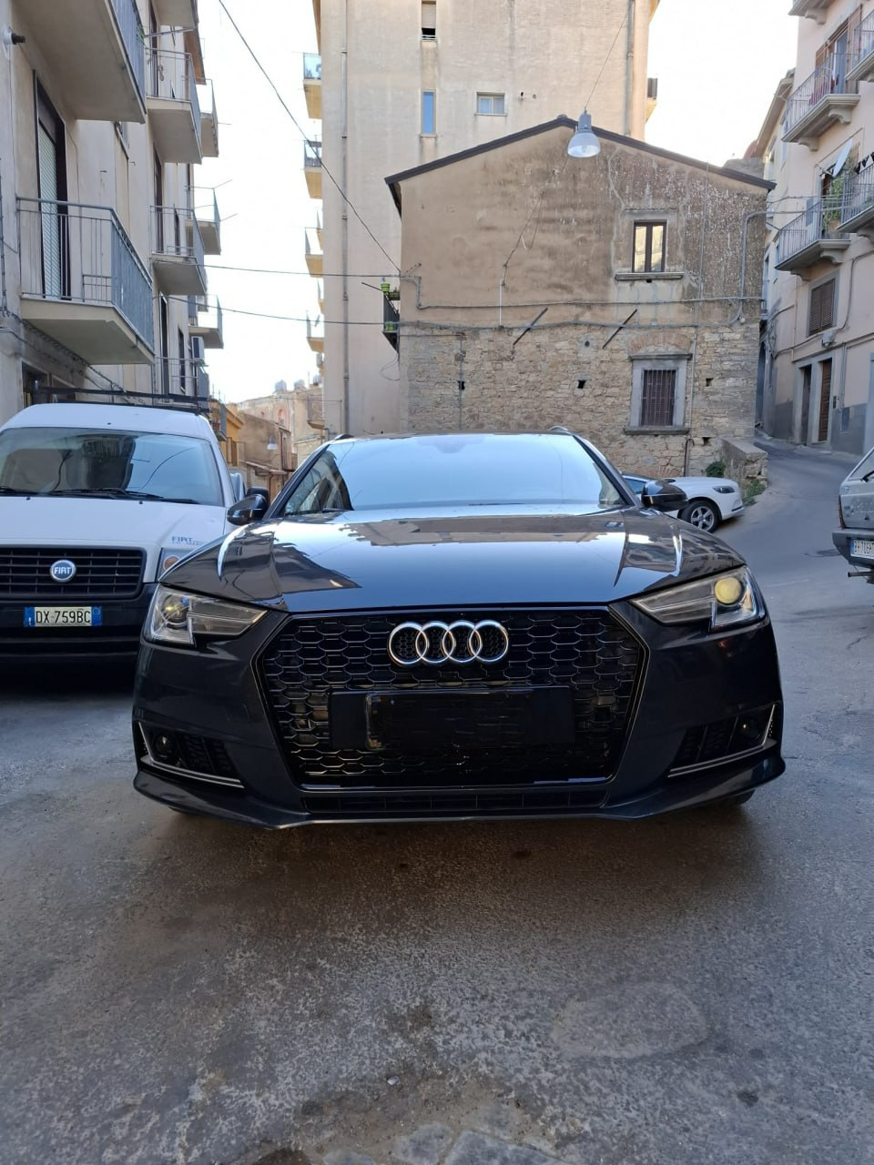 ART. 0197 GRIGLIA A4 B9 2015-2019 LOOK RS4 NERO LUCIDO