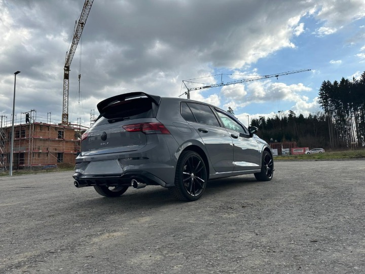 ART. 0512 DIFFUSORE GOLF 8 VIII 1+1 LOOK GTI NERO LUCIDO + TERMINALI