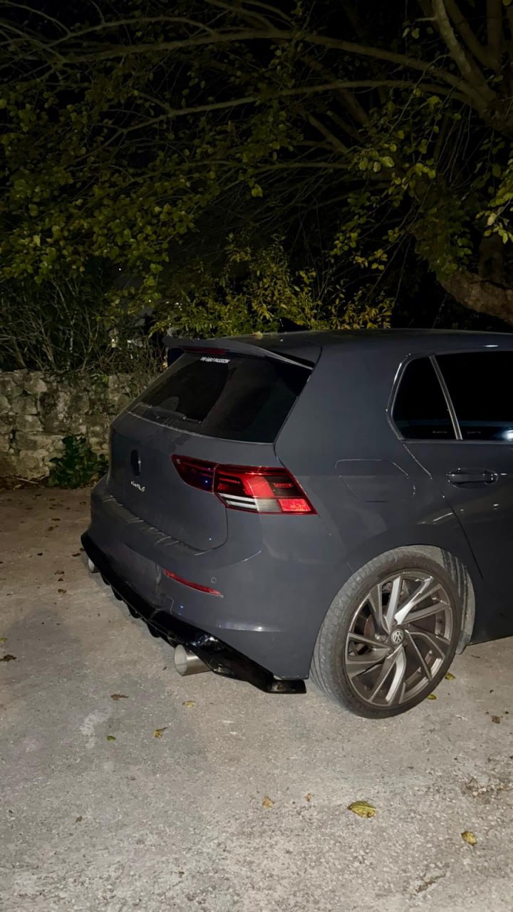 ART. 0512 DIFFUSORE GOLF 8 VIII 1+1 LOOK GTI NERO LUCIDO + TERMINALI