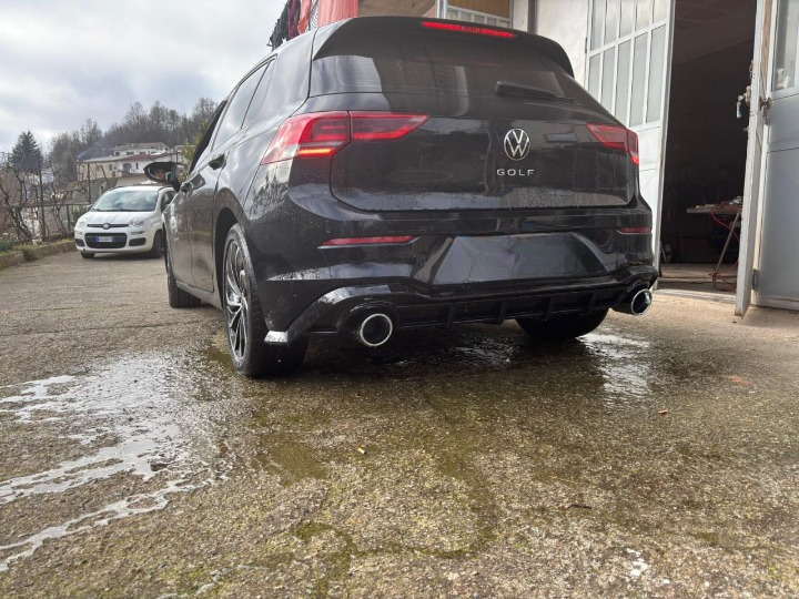 ART. 0512  DIFFUSORE  GOLF 8 VIII 1+1 LOOK GTI NERO LUCIDO+TERMINALI