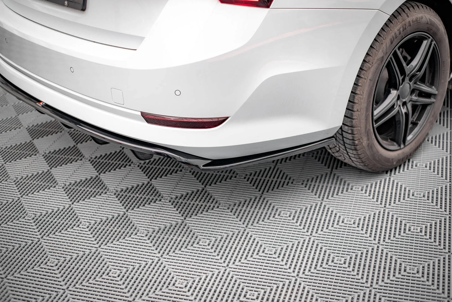 🔥ART.9173 SPLITTER POSTERIORE (CON BARRE VERTICALI) PER SKODA OCTAVIA Mk4🔥