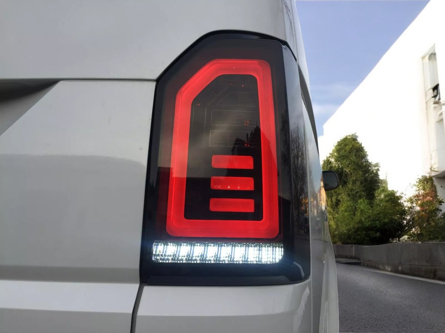 Luci posteriori LED nere per VW T6 Multivan Transporter Bus 15-19 rosse lightbar