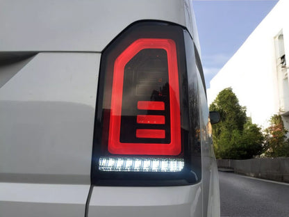 Luci posteriori LED nere per VW T6 Multivan Transporter Bus 15-19 rosse lightbar