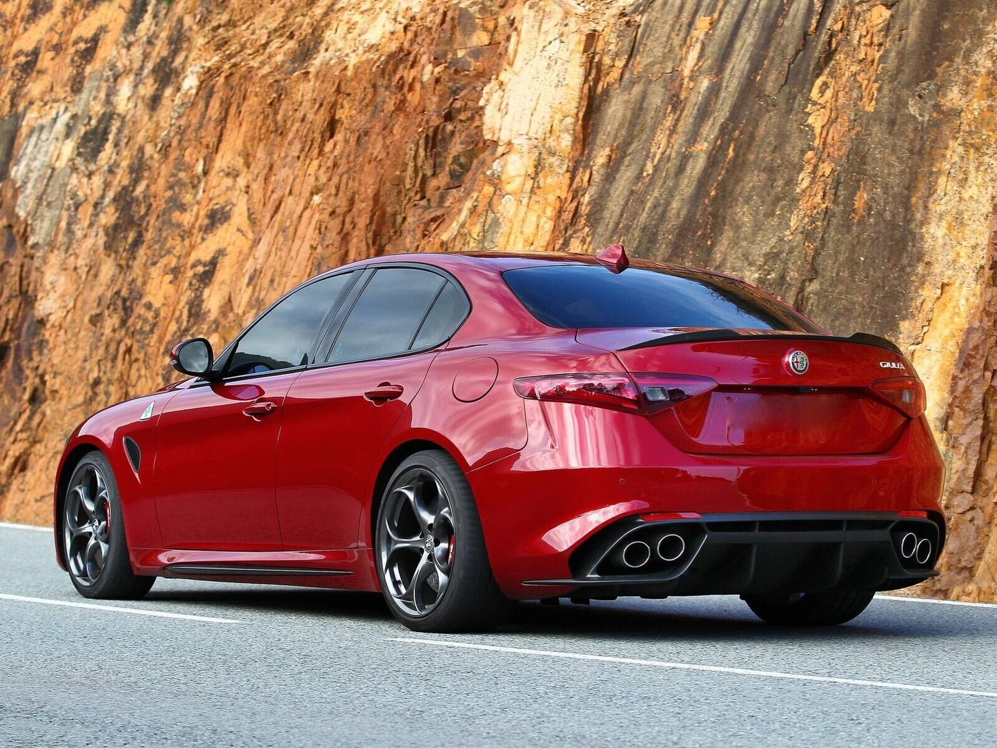 ART. 0345 DIFFUSORE GIULIA 2016-2021 STANDARD LOOK QUADRIFOGLIO NERO LUCIDO