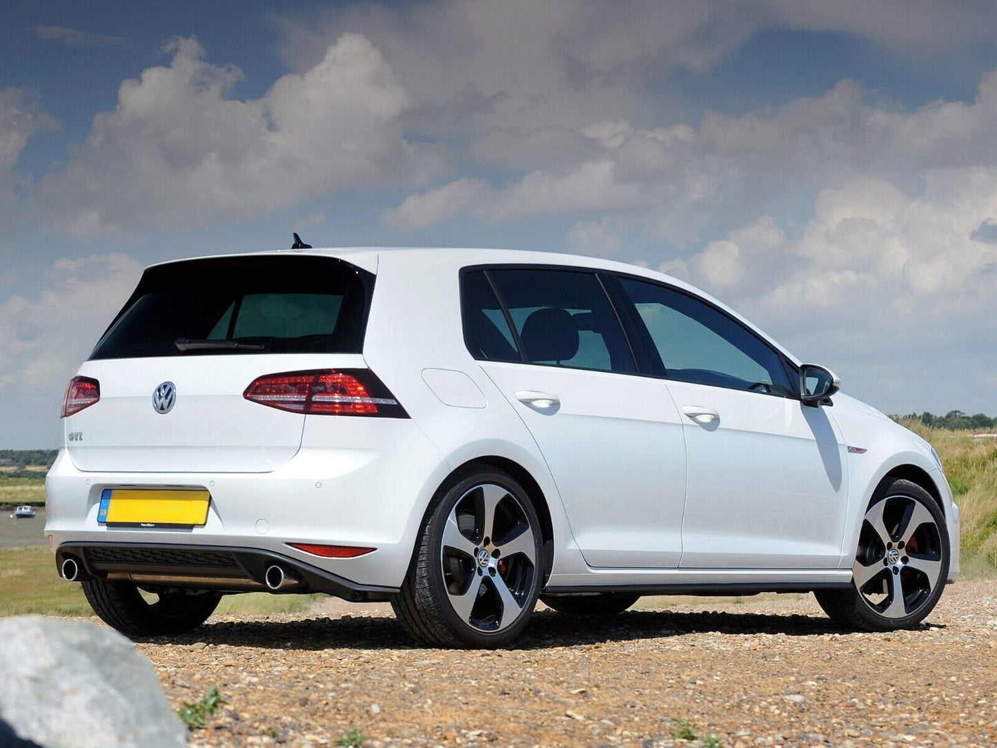 ART. 1587 DIFFUSORE GOLF 7 2012-2016 LOOK GTI NERO LUCIDO