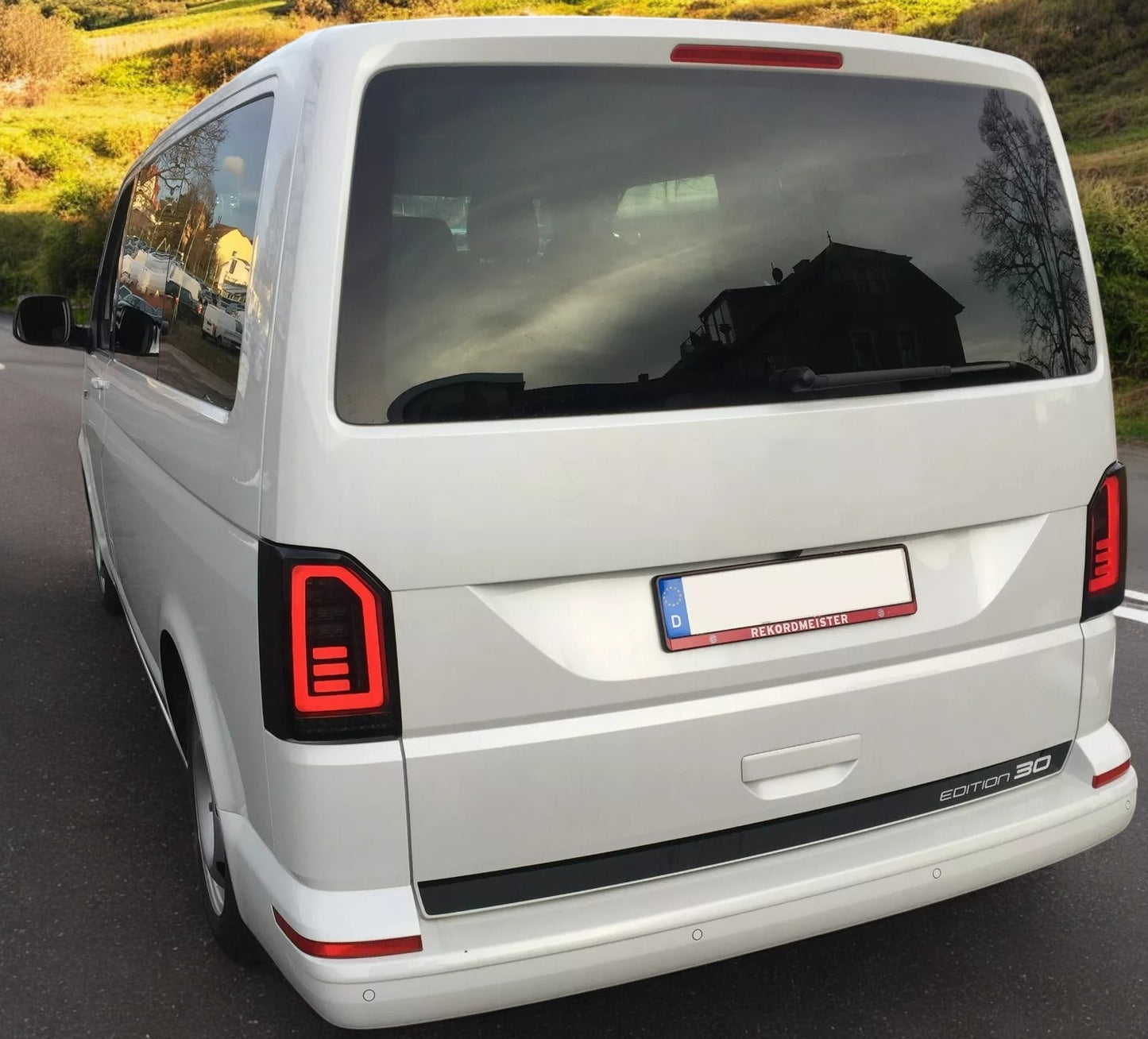 Luci posteriori LED nere per VW T6 Multivan Transporter Bus 15-19 rosse lightbar