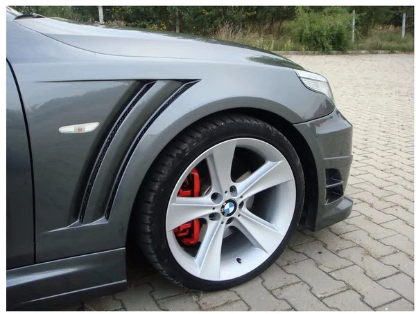 ⭐ Set parafanghi anteriori sinistro + destro per BMW E60 LOOK ATS (PROMO) ⭐