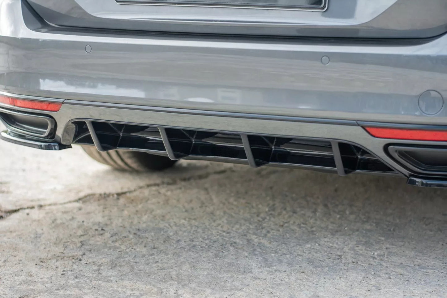✨Valvola Posteriore Diffusore Centrale in ABS Nero Lucido per Volkswagen Passat✨