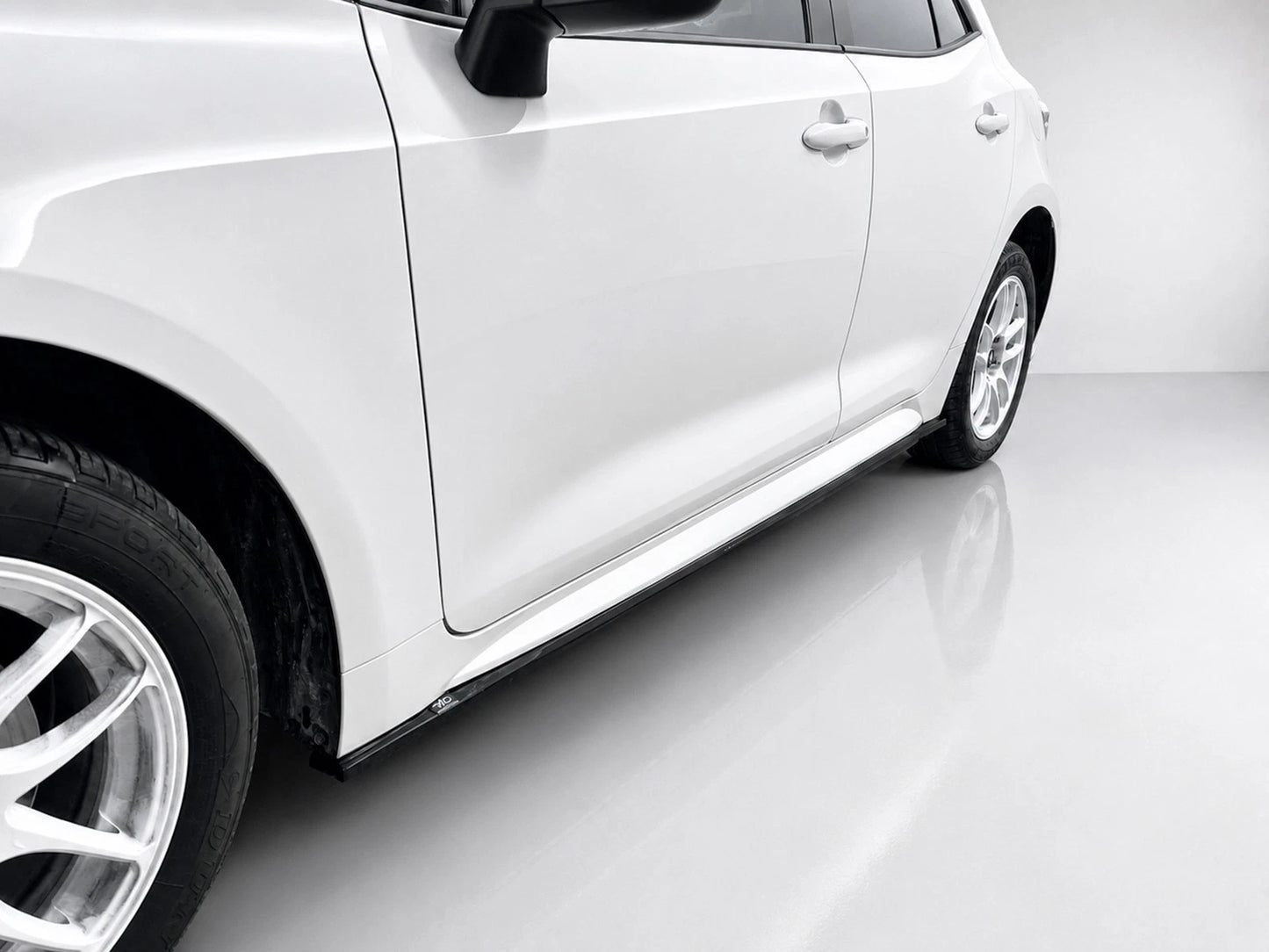 👉Gonne Laterali per Toyota Corolla MK12 Hatchback 18+ Sottoporta Nero Lucido👈